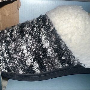Wayland Square Women’s Cozy Black and White Fuzzy Slippers (M 9-10)